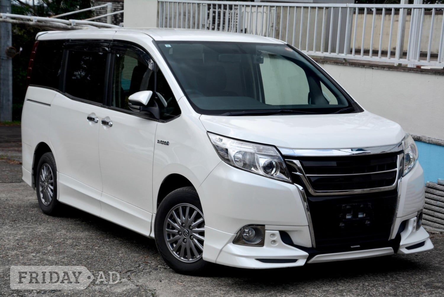 Toyota Esquire 2015 in Chingford