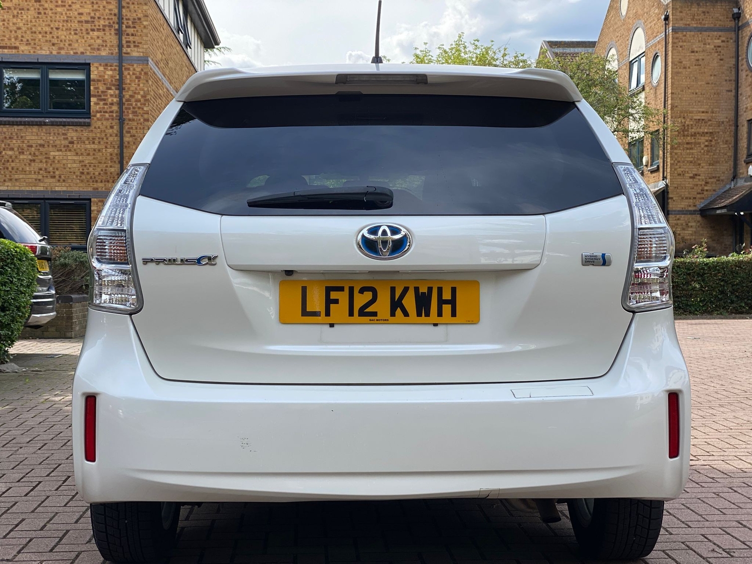 Toyota 7 Seat Prius 2012 - Cars