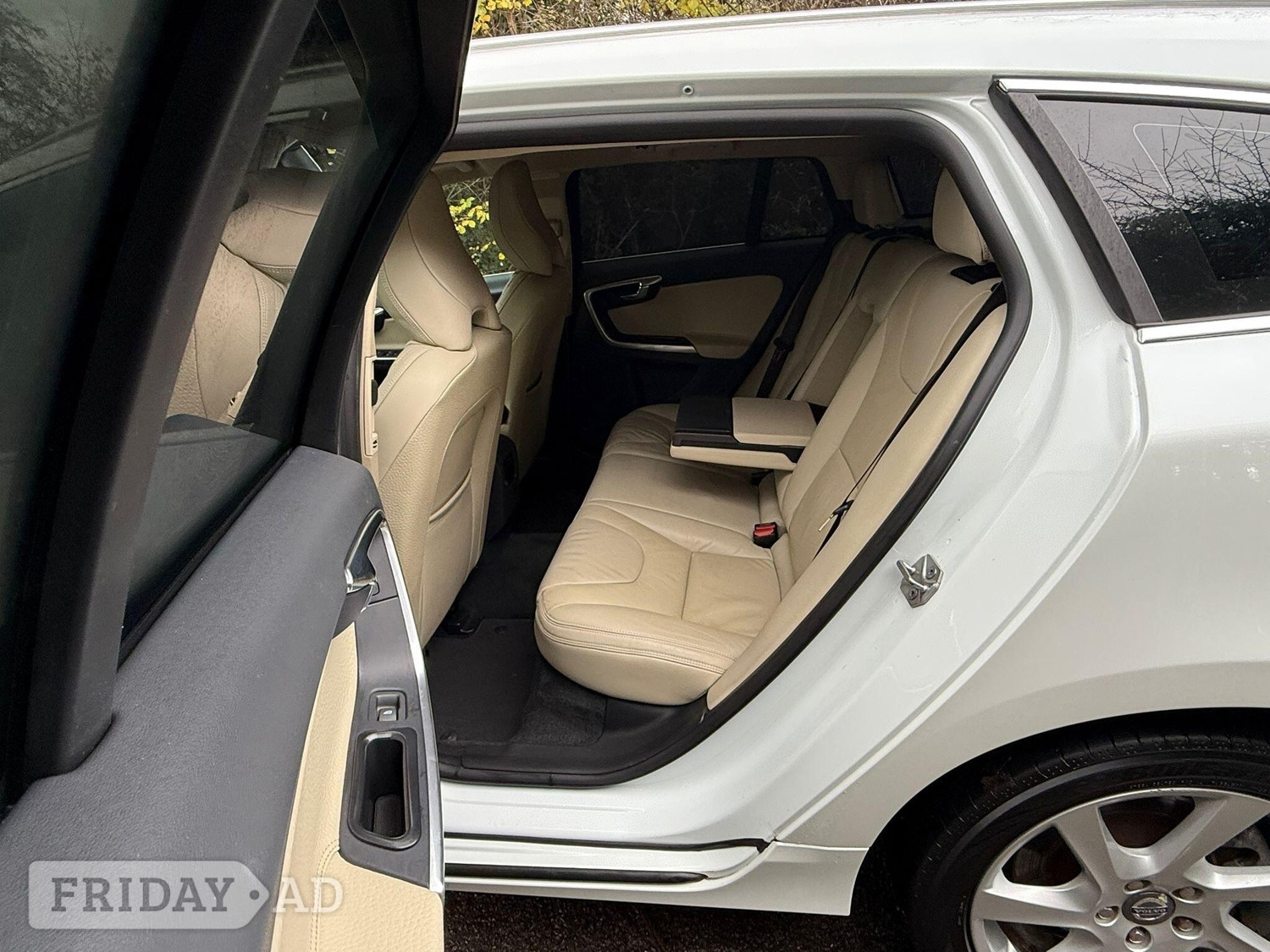 Volvo V60 2015 - Cars in Hayes