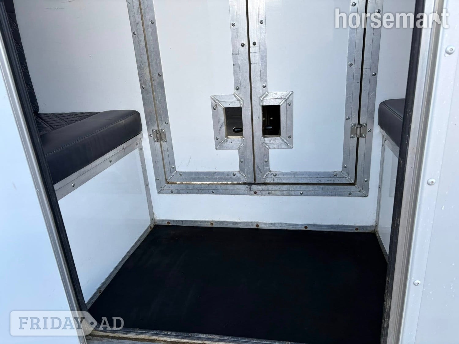 [ berth ]A M Horseboxes 