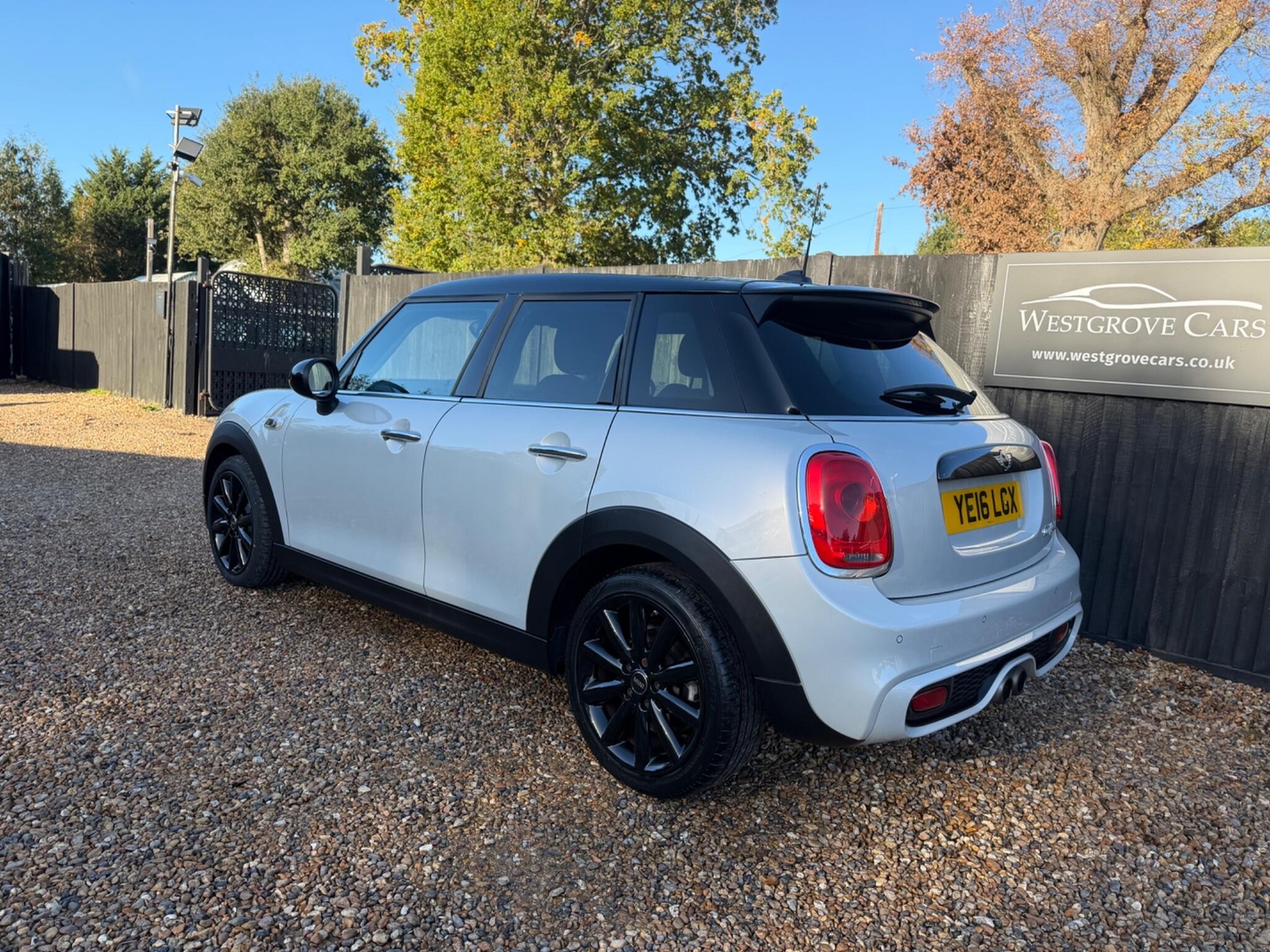 Mini Hatch 2016 - Cars in Addlestone