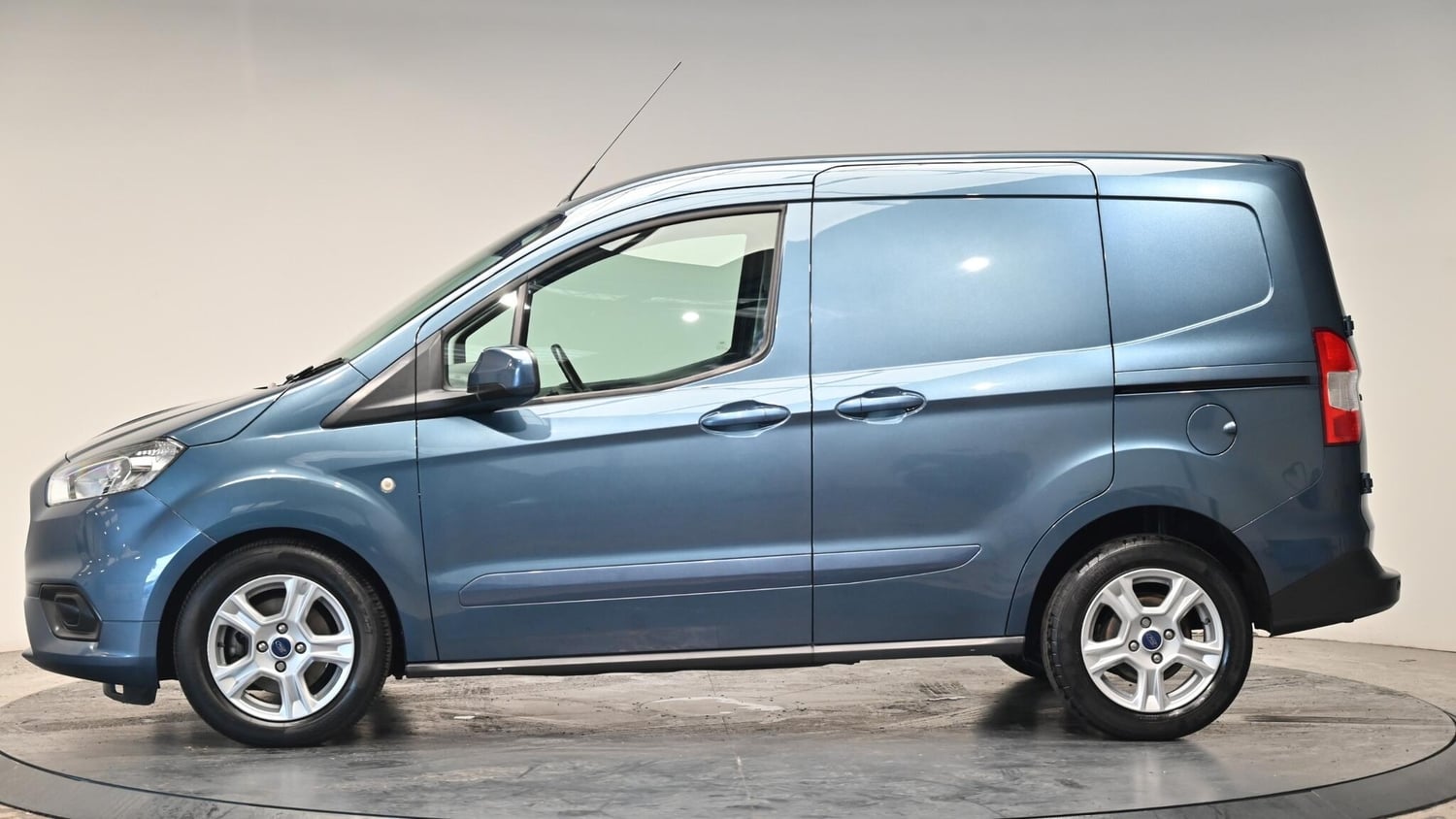 [ berth ]Ford Transit Courier