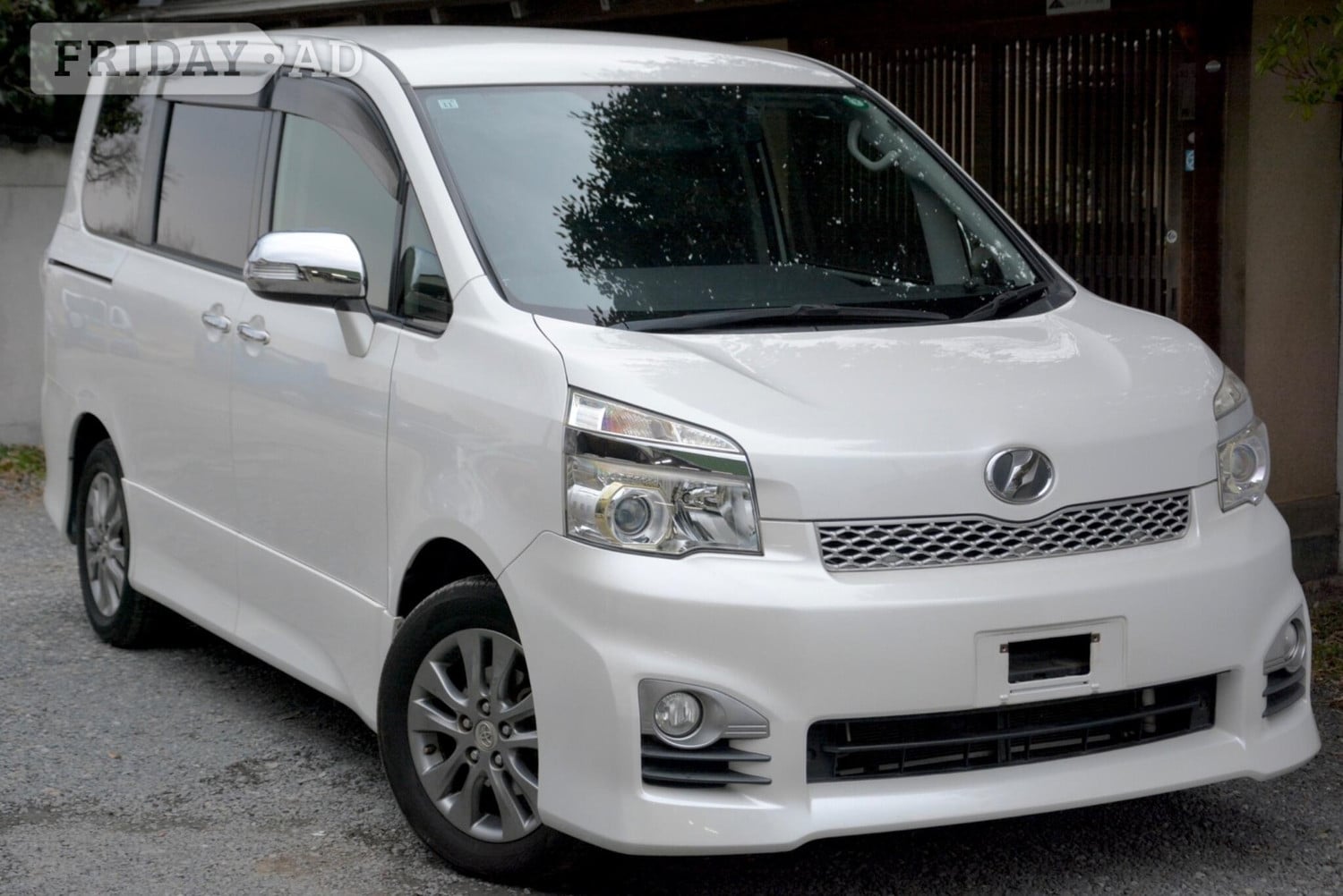 Toyota Voxy 2013 in Chingford