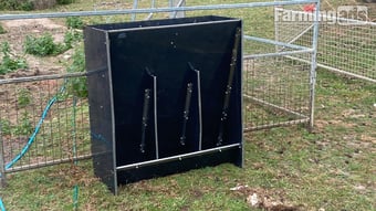 ** Grower Pig Feeders - 3 Space **  