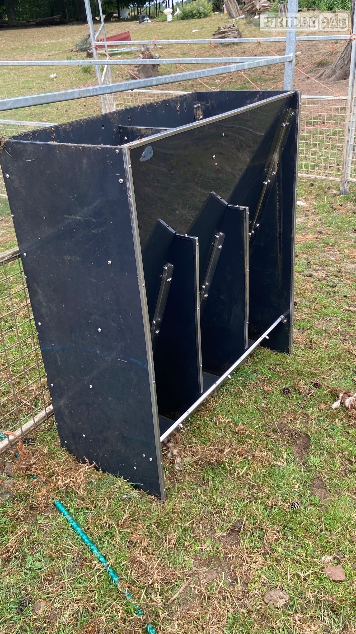 ** Grower Pig Feeders - 3 Space **  