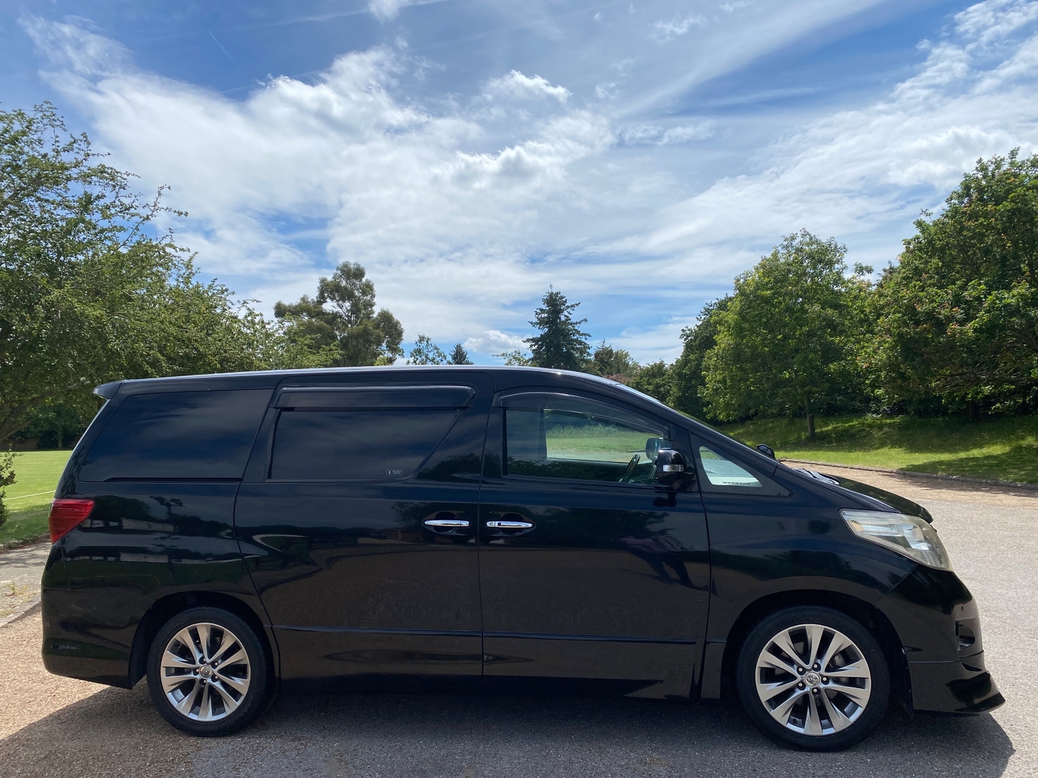 Toyota Alphard 2010 - Cars in Slough