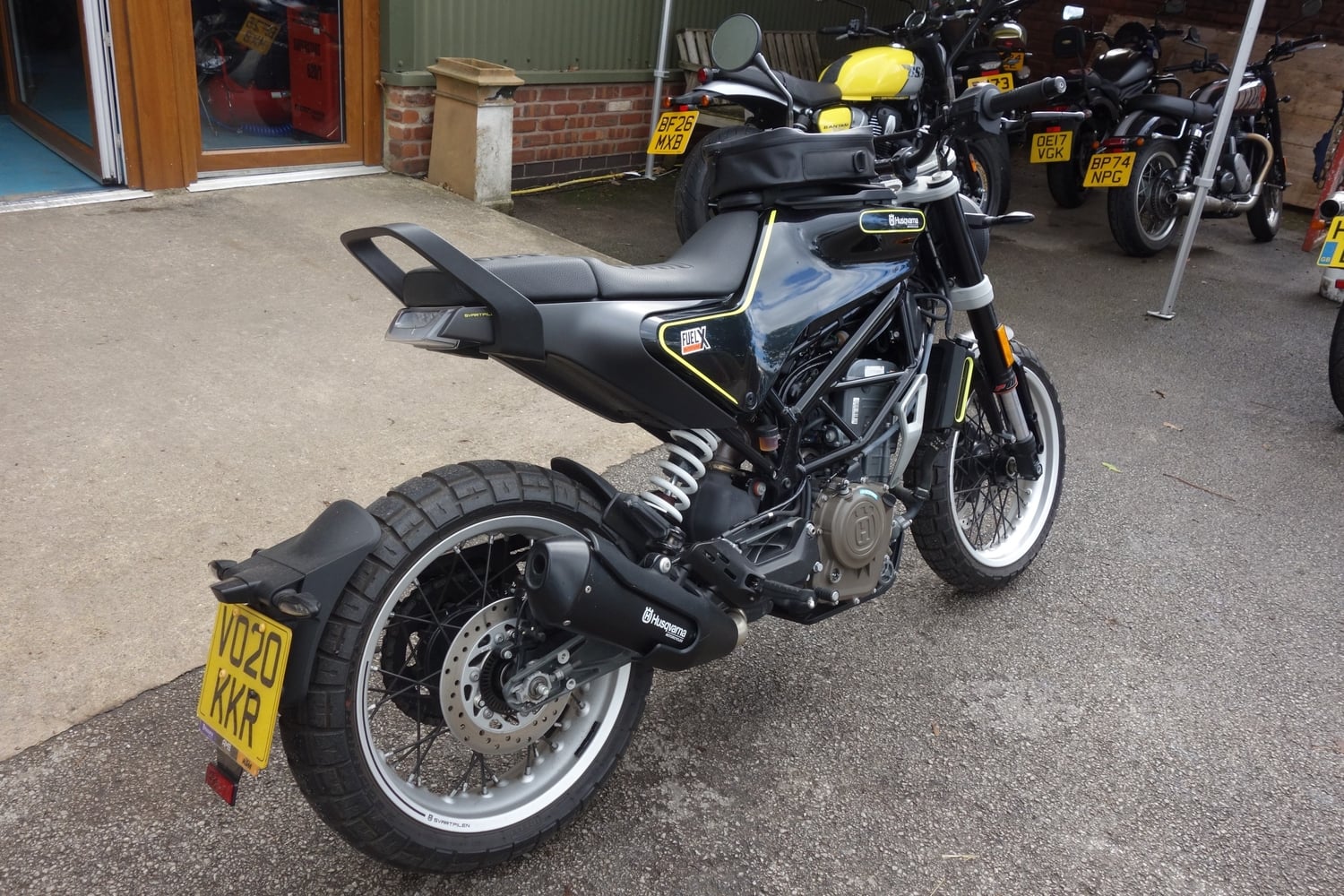 [ berth ]Husqvarna Svartpilen 401