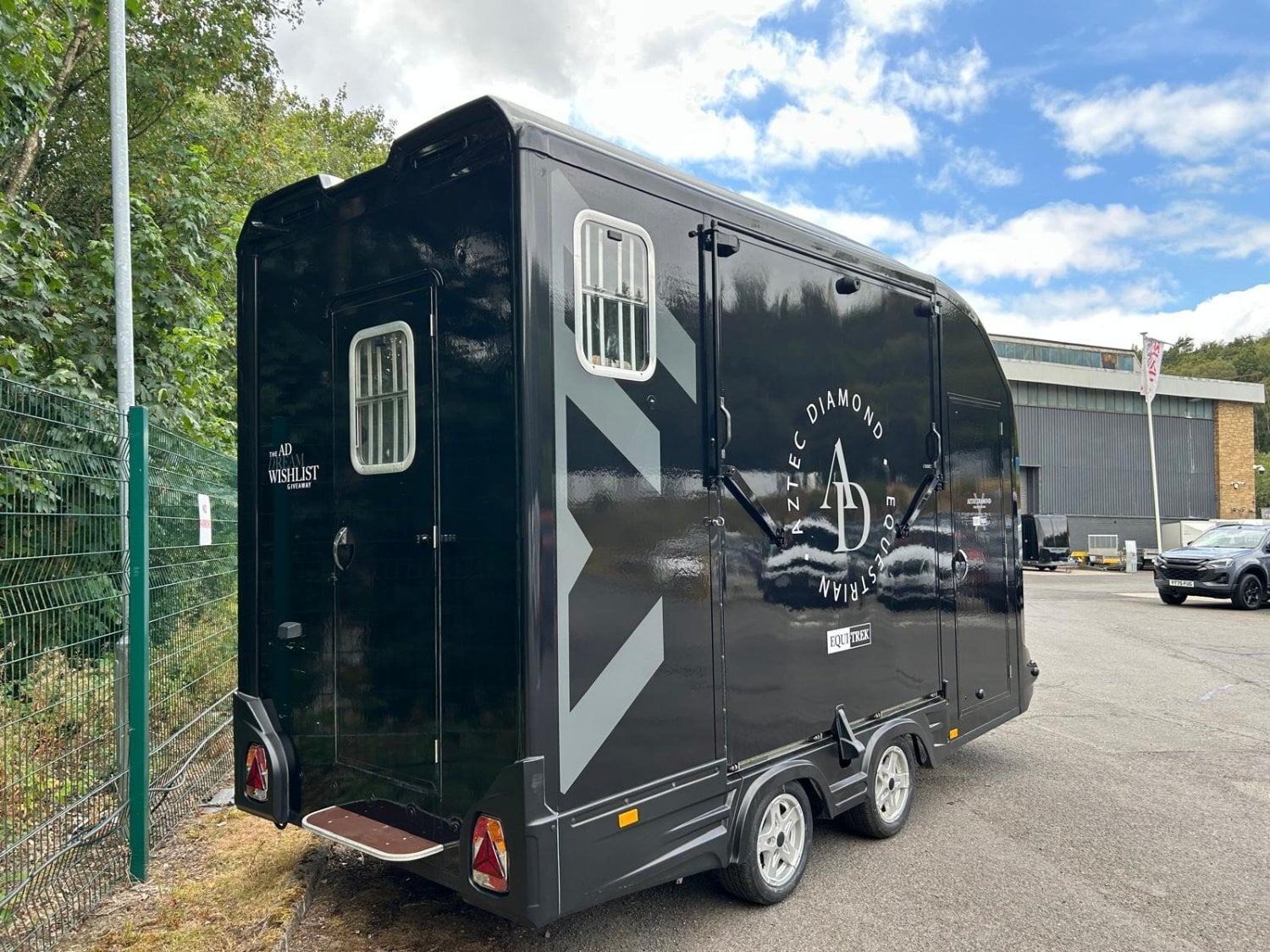 [ berth ]Equi-Trek Day-Treka 2500KG Aztec Diamond Edition