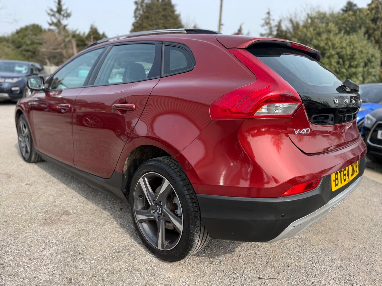 Volvo V40 Cross Country 2014 - Cars in Crawley