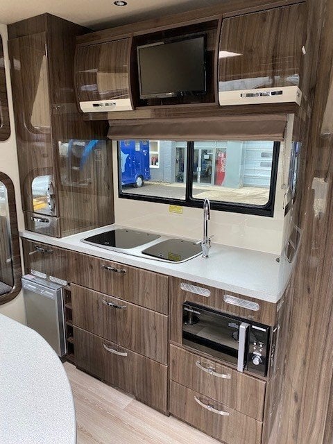 Equi-Trek Endeavour Excel Plus Isuzu Trucks Horsebox - Trailers & Horseboxes