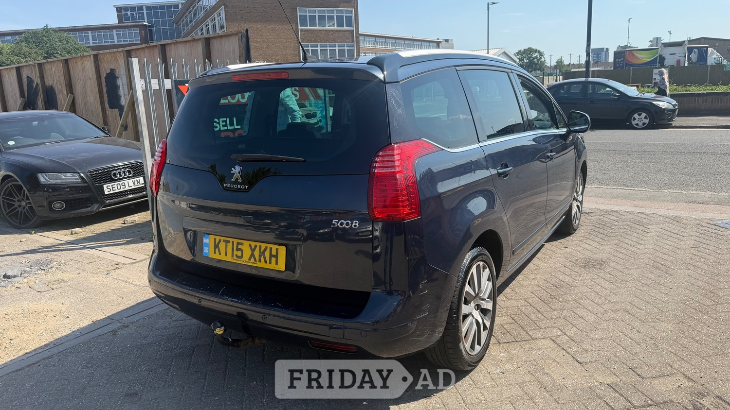 Peugeot 5008 2015 - Cars in Slough