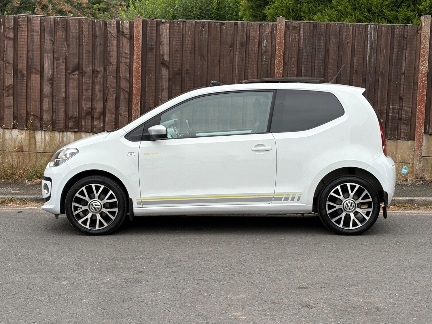 Volkswagen UP! 2015 - Cars