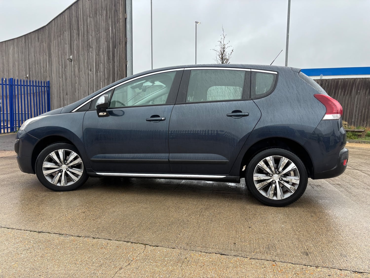 [ berth ]Peugeot 3008