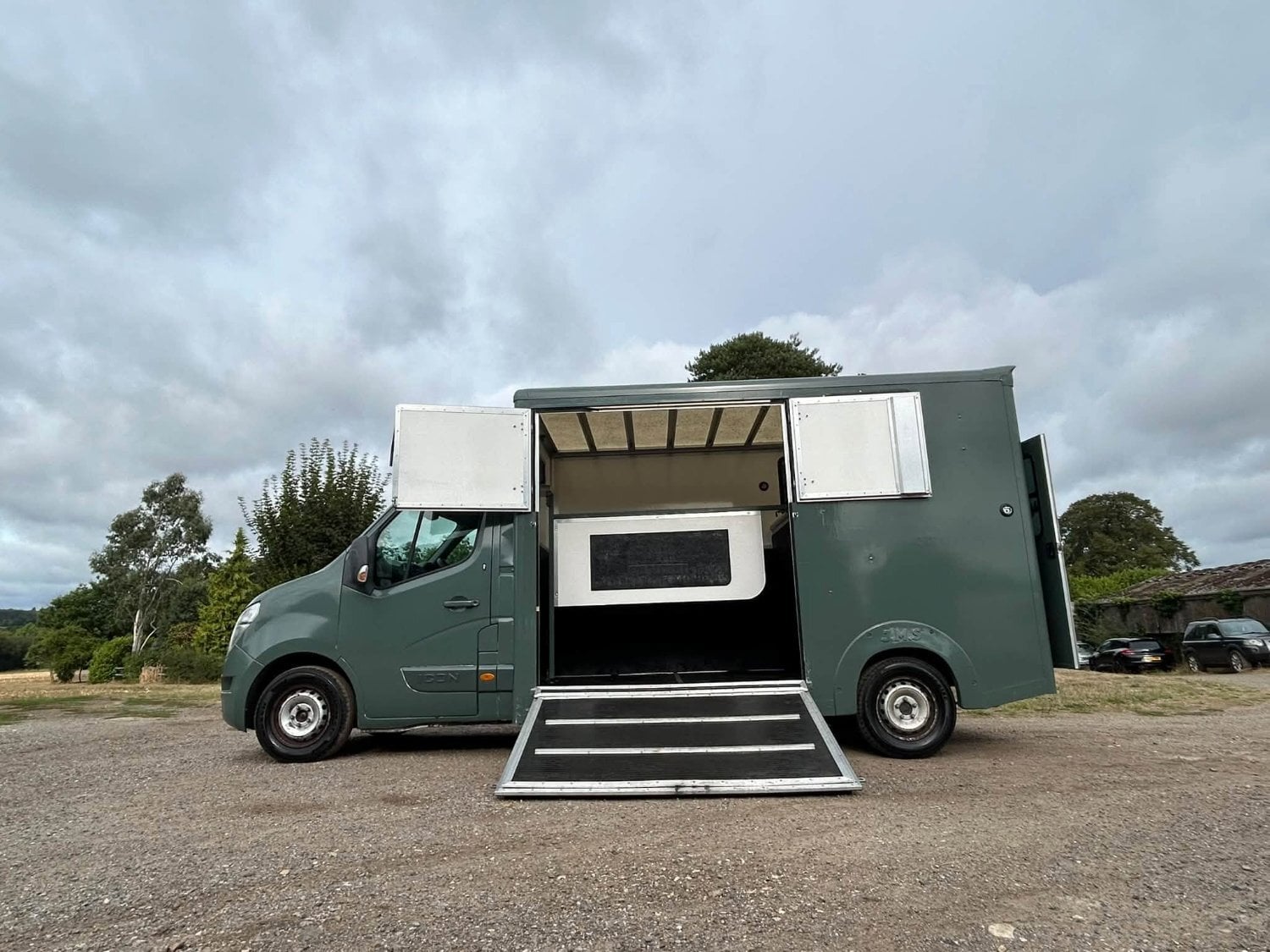 JMS  Nissan Horsebox - Trailers & Horseboxes
