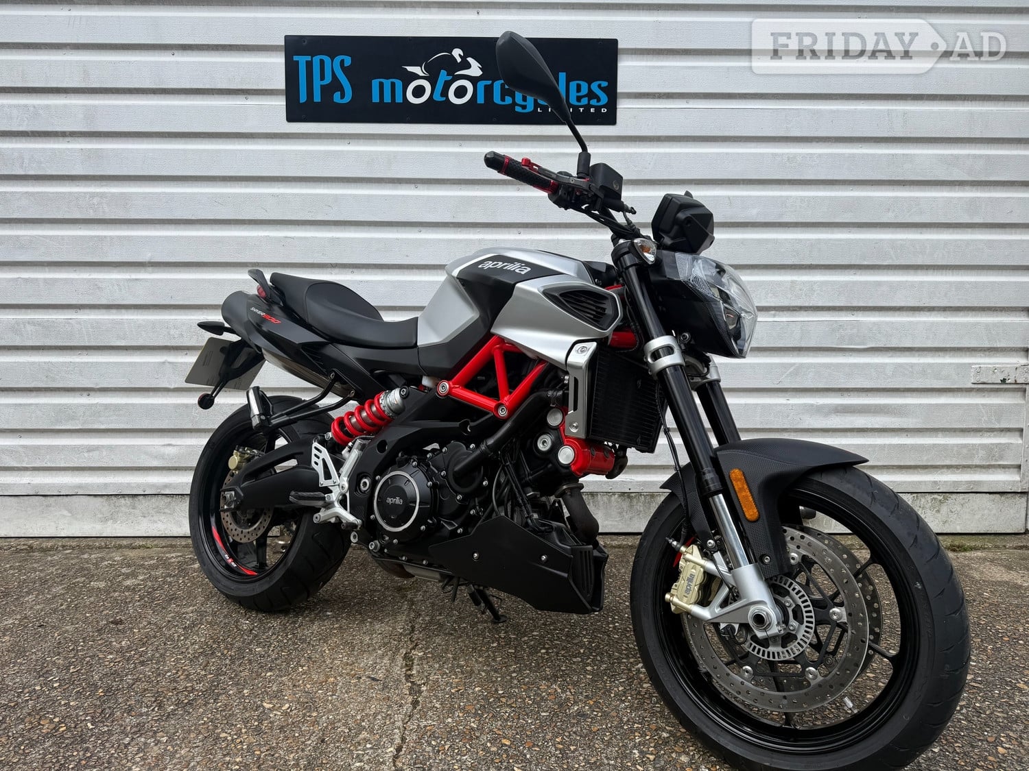 Aprilia Shiver 2017 - Motorbikes, Scooters & Quads