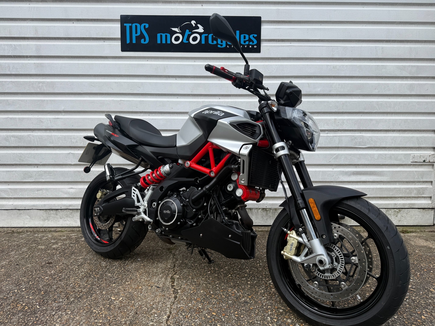 Aprilia Shiver 2017 - Motorbikes, Scooters & Quads