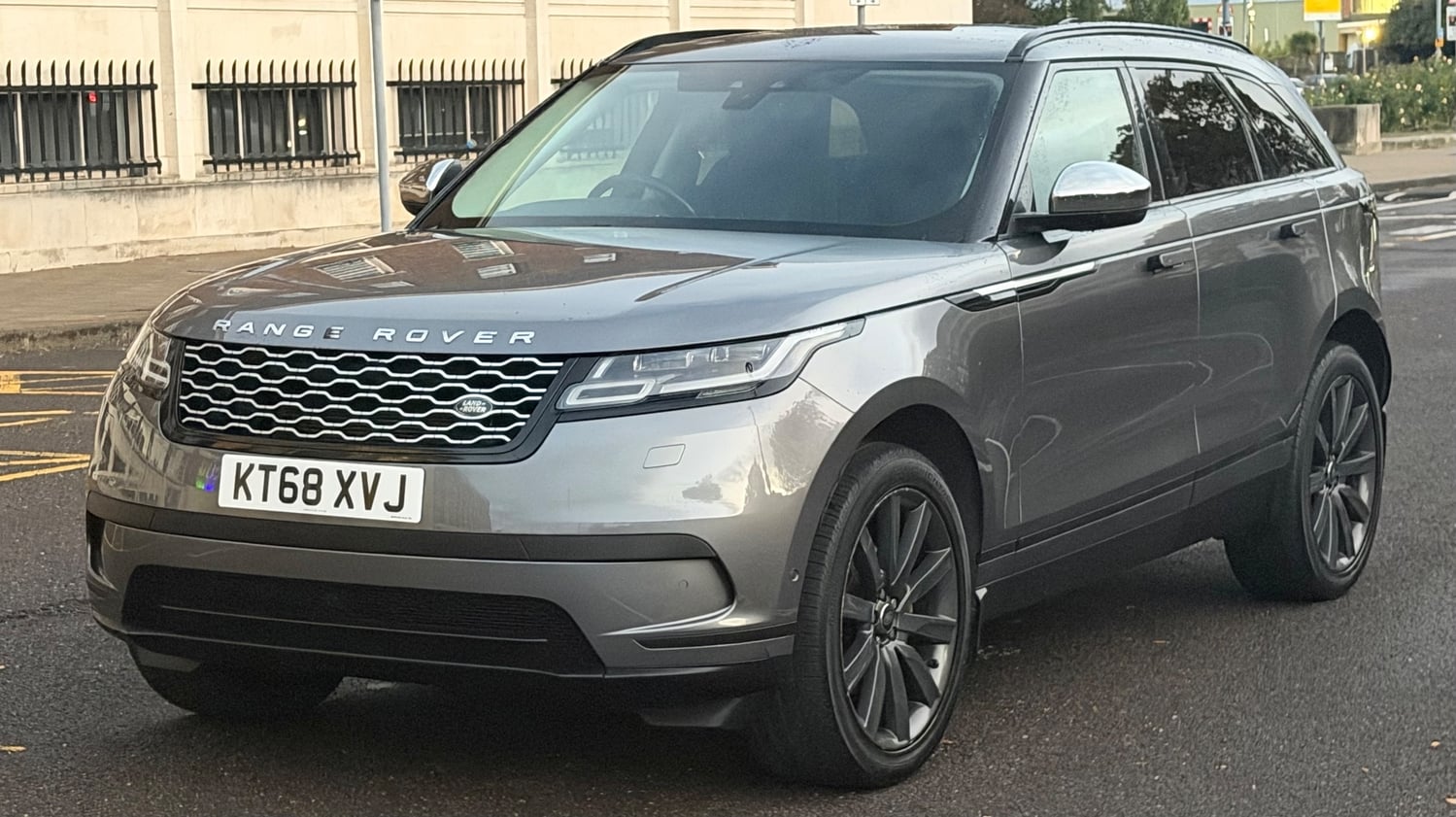 Land Rover Range Rover Velar Barking