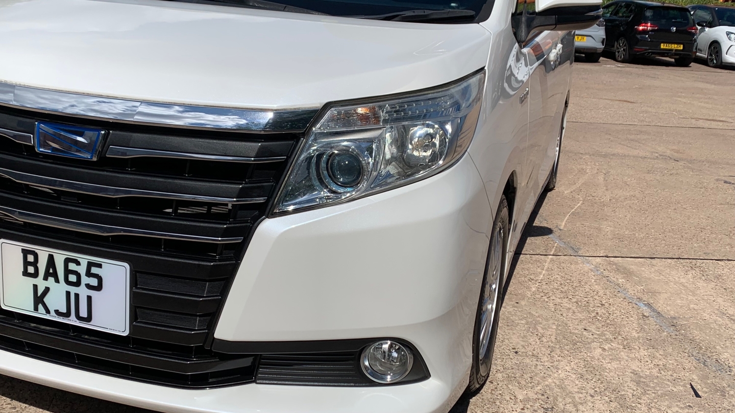 Toyota Voxy 2015 - Cars in Birmingham