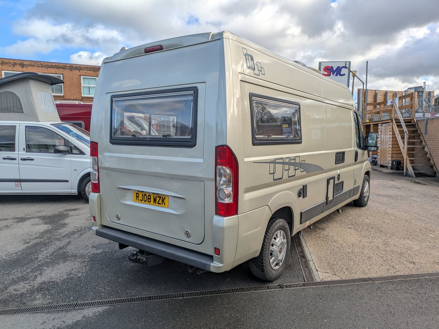 [ berth ]IH Campers Tio R