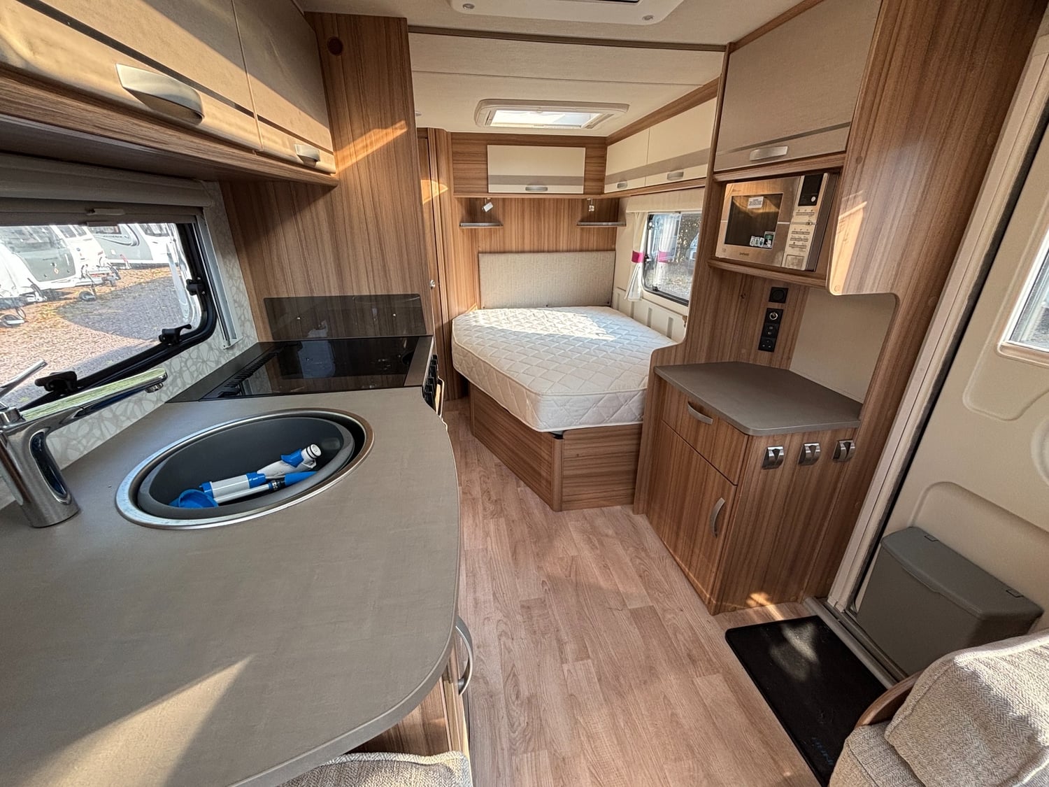 Lunar Quasar 2018 - Motorhomes & Caravans