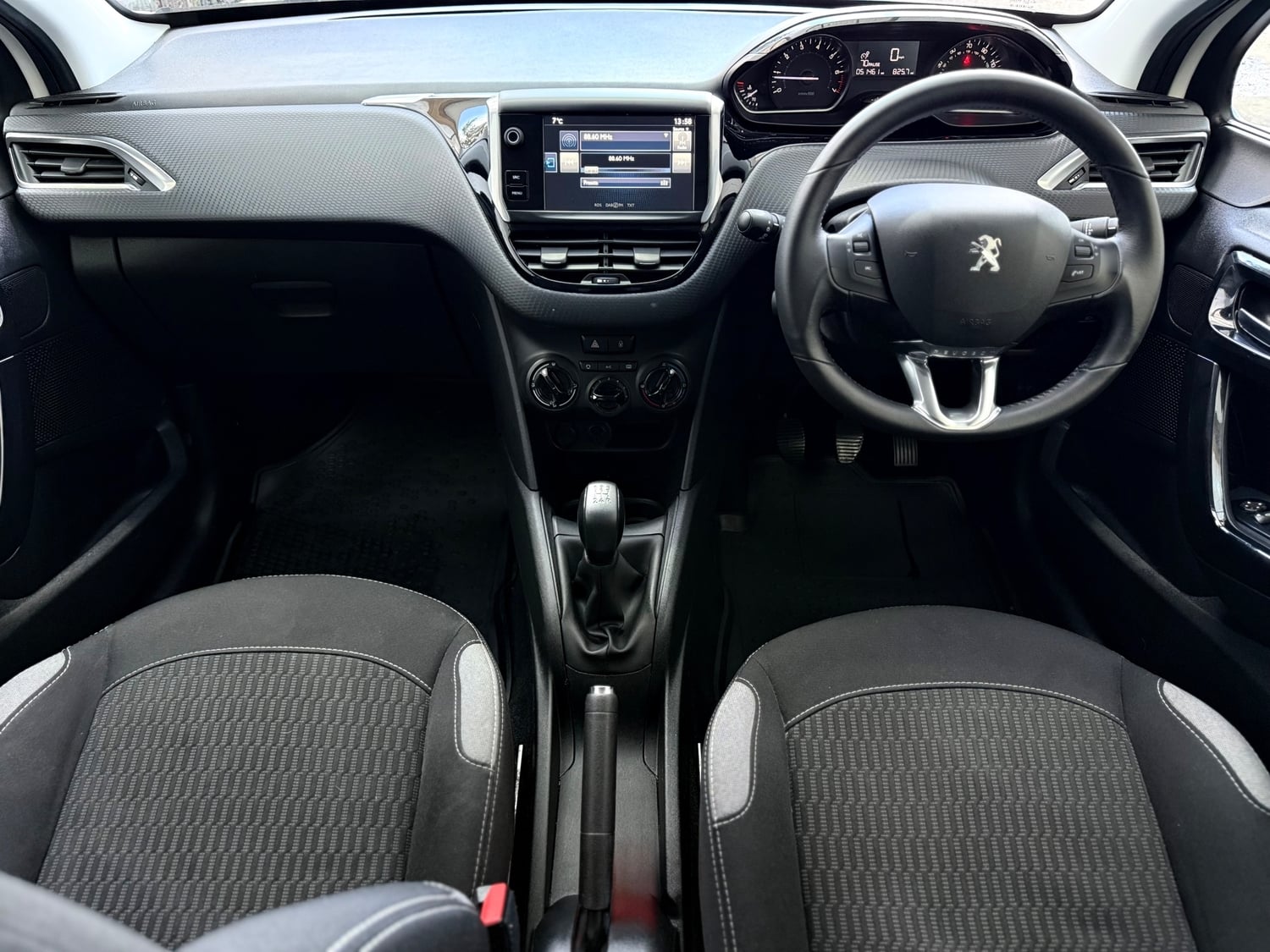 [ berth ]Peugeot 208
