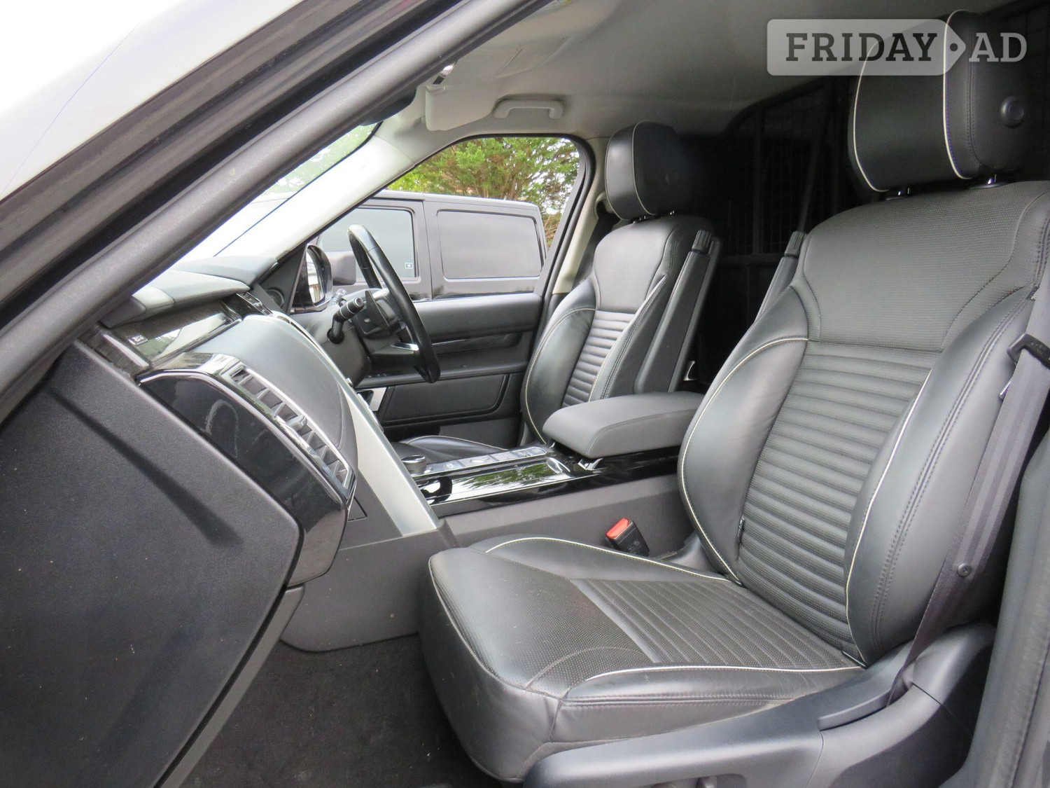 [ berth ]Land Rover Discovery