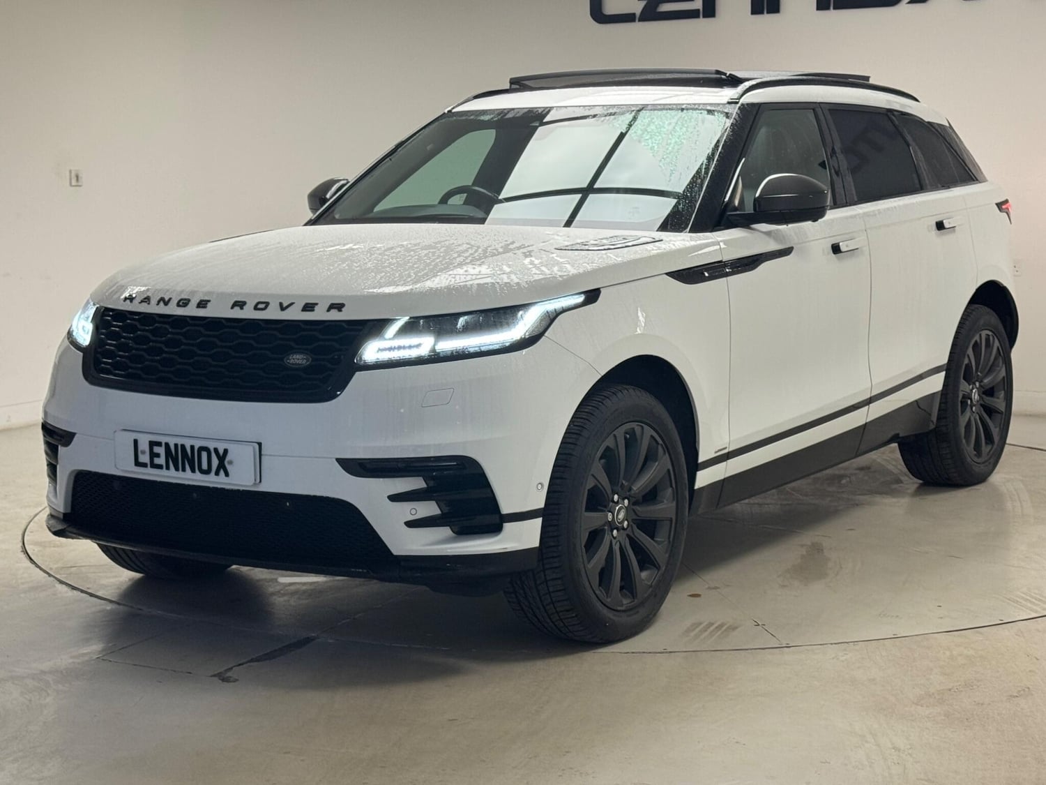 [ berth ]Land Rover Range Rover Velar