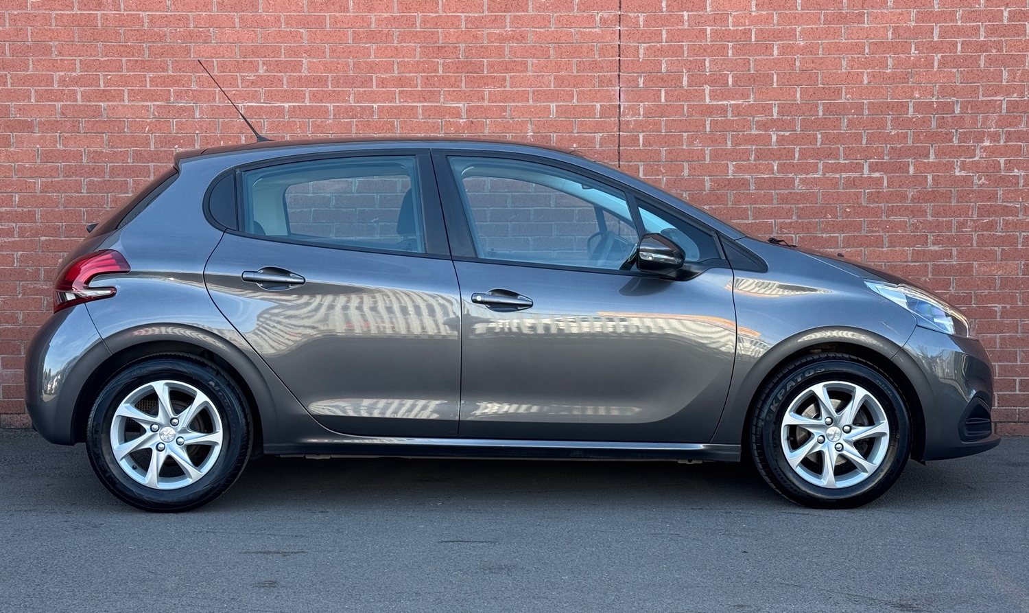 [ berth ]Peugeot 208