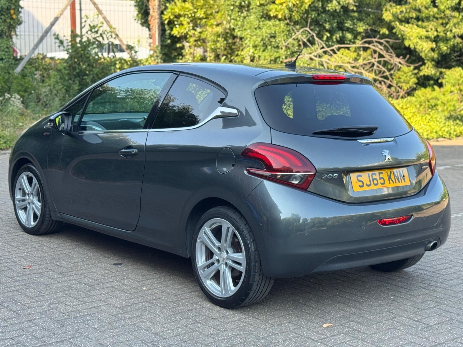 Peugeot 208 2015 - Cars in Hillingdon