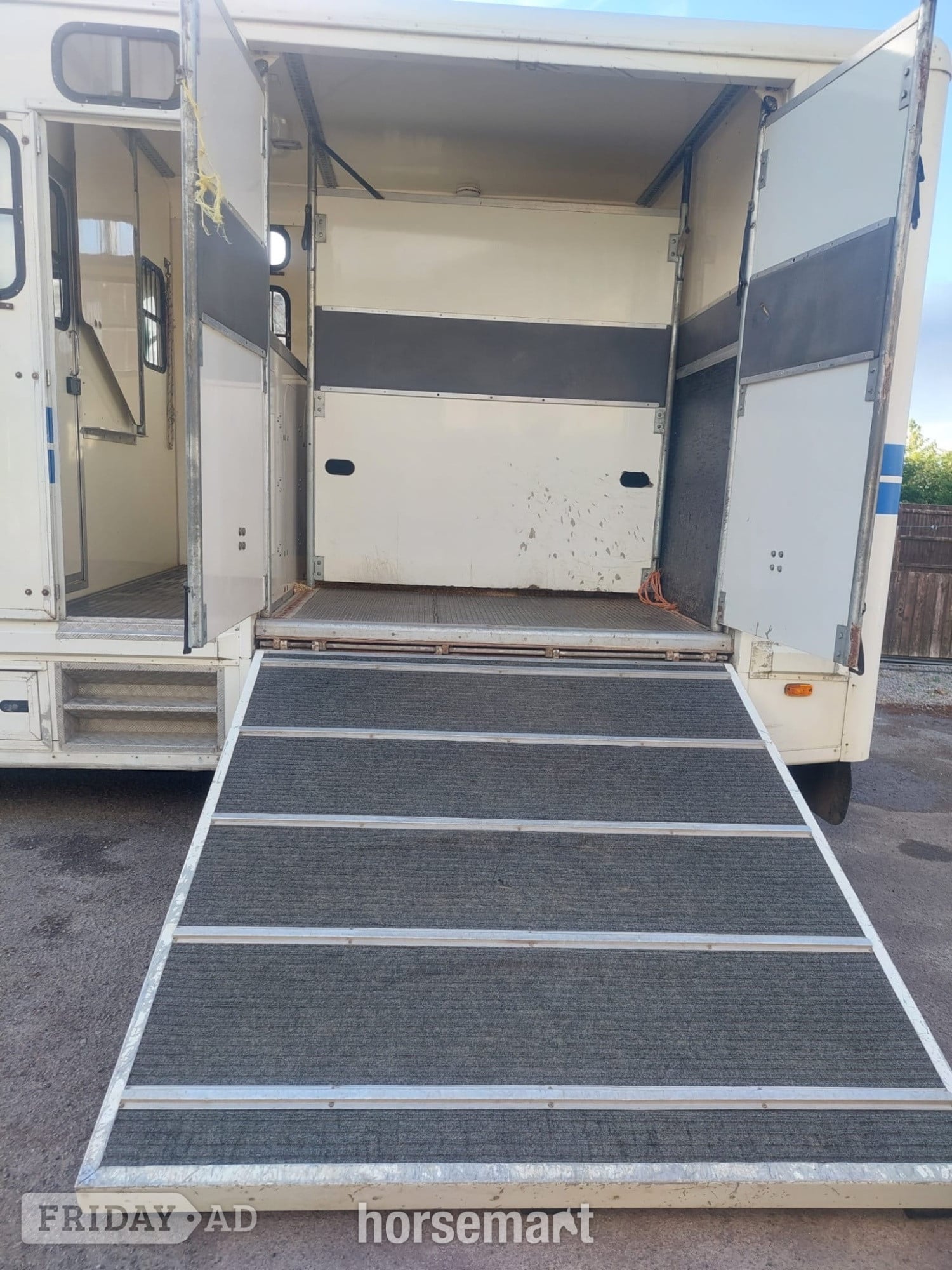 Oakland Compact Iveco-ford Horsebox - Trailers & Horseboxes