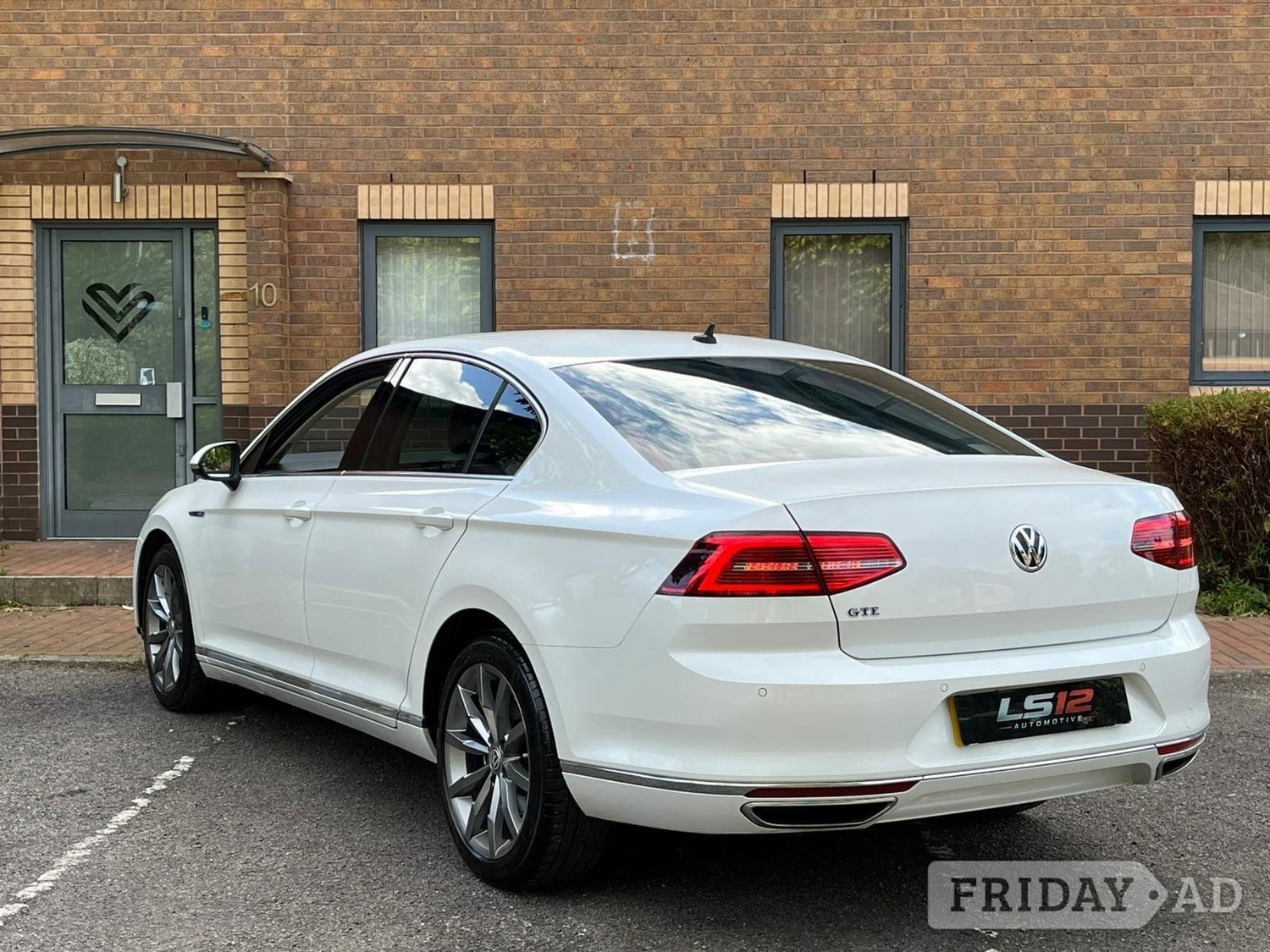 Volkswagen Passat 2018 - Cars in Leeds