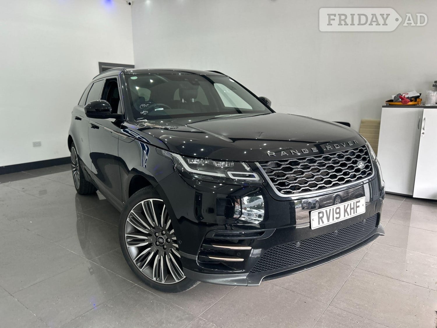 [ berth ]Land Rover Range Rover Velar
