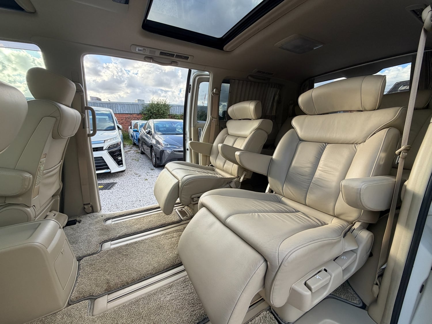 Nissan Elgrand 2008 - Cars in Birmingham
