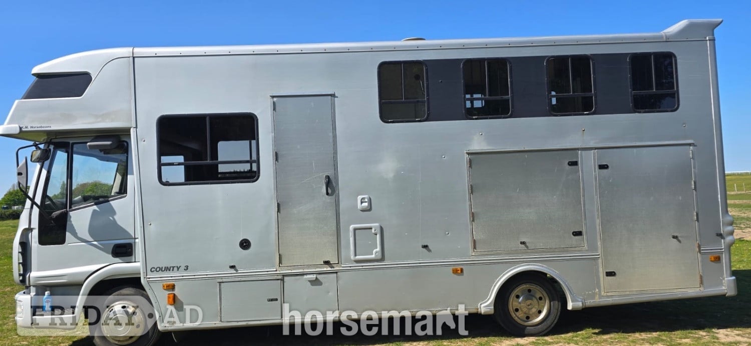 KM Horseboxes County 3 Iveco Horsebox - Trailers & Horseboxes