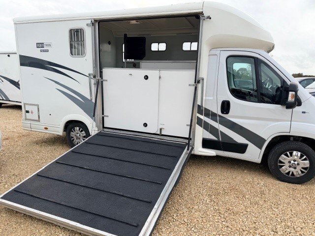Equinox  Peugeot Horsebox - Trailers & Horseboxes