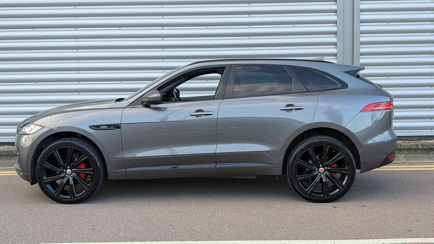 [ berth ]Jaguar F-Pace