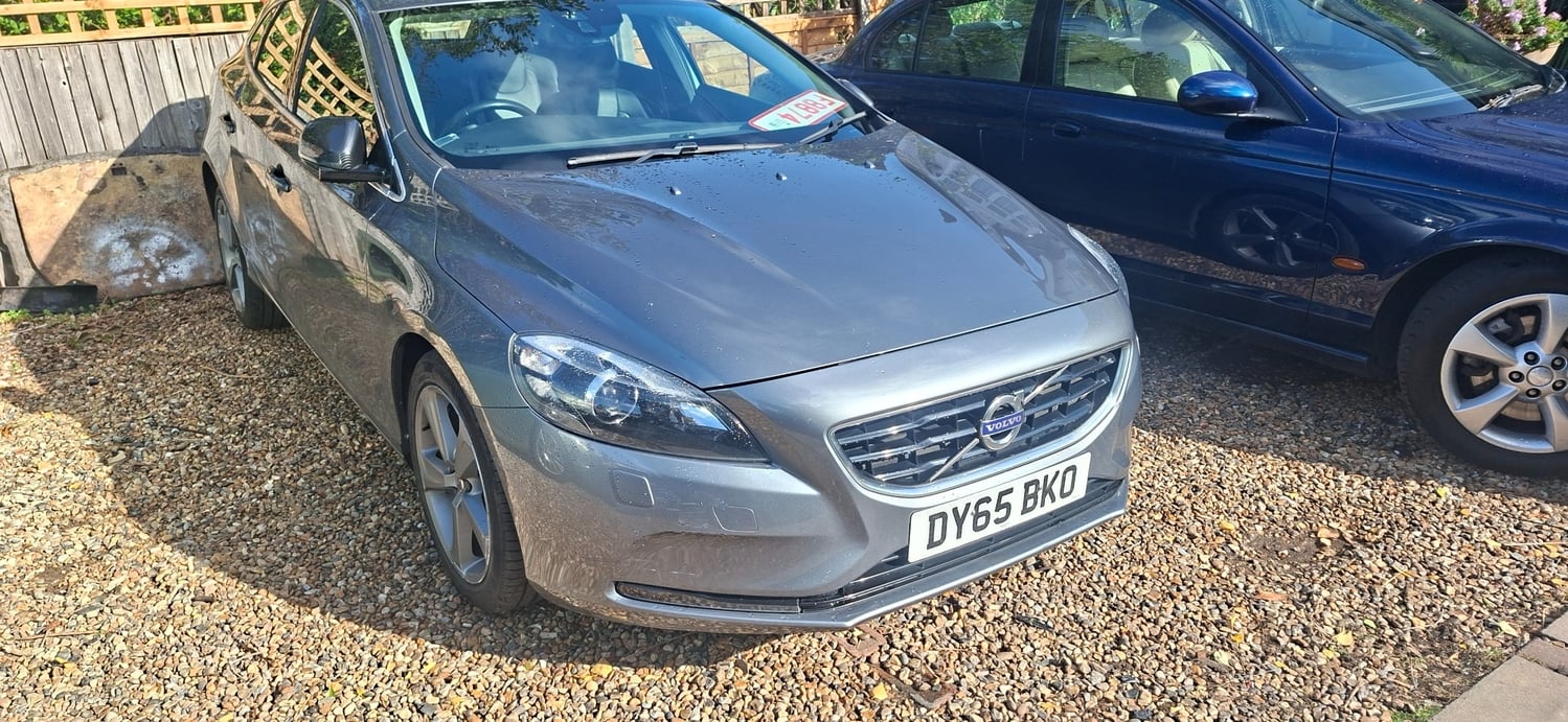 Volvo V40 2016 - Cars in Sutton