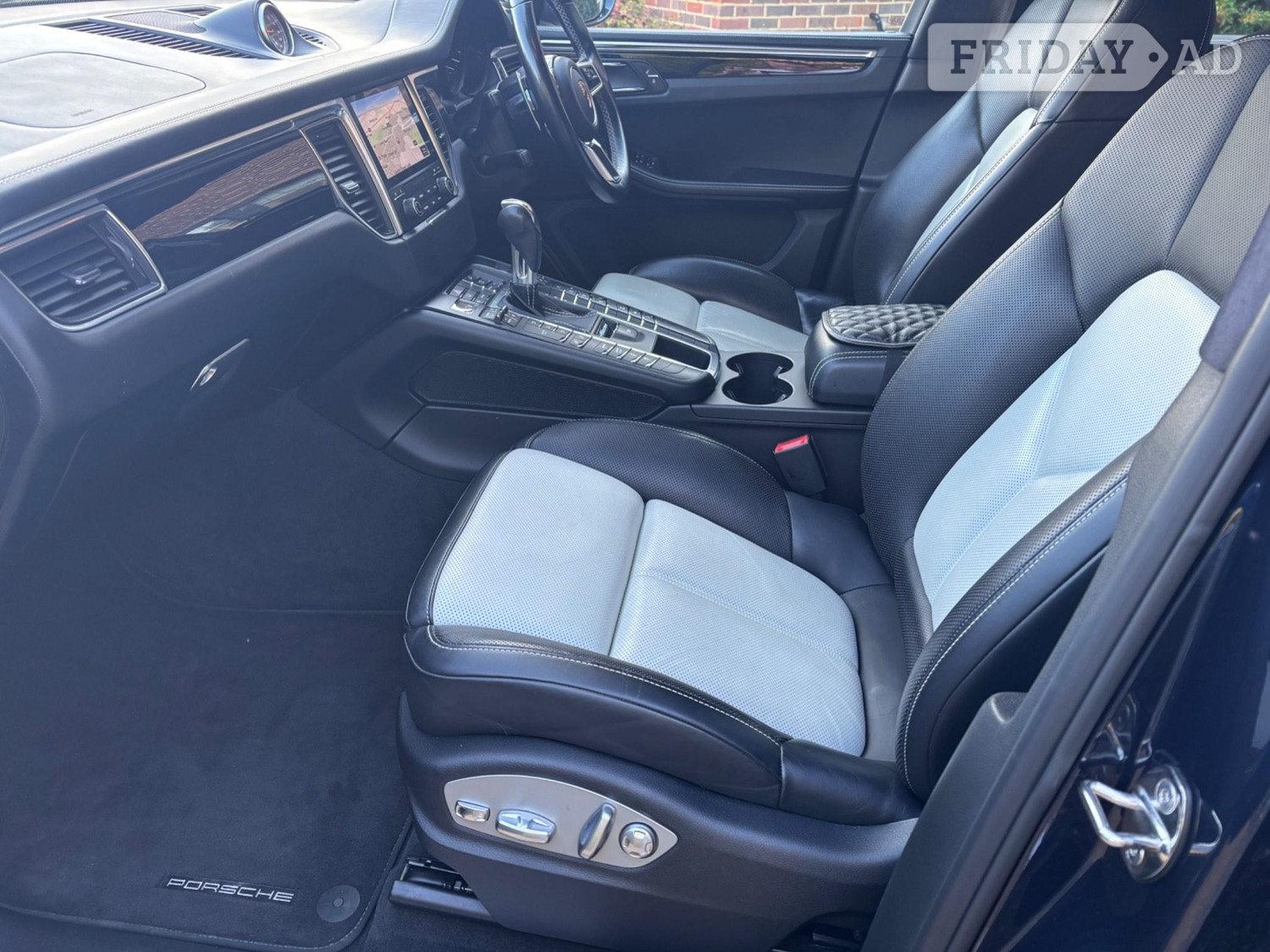 [ berth ]Porsche Macan