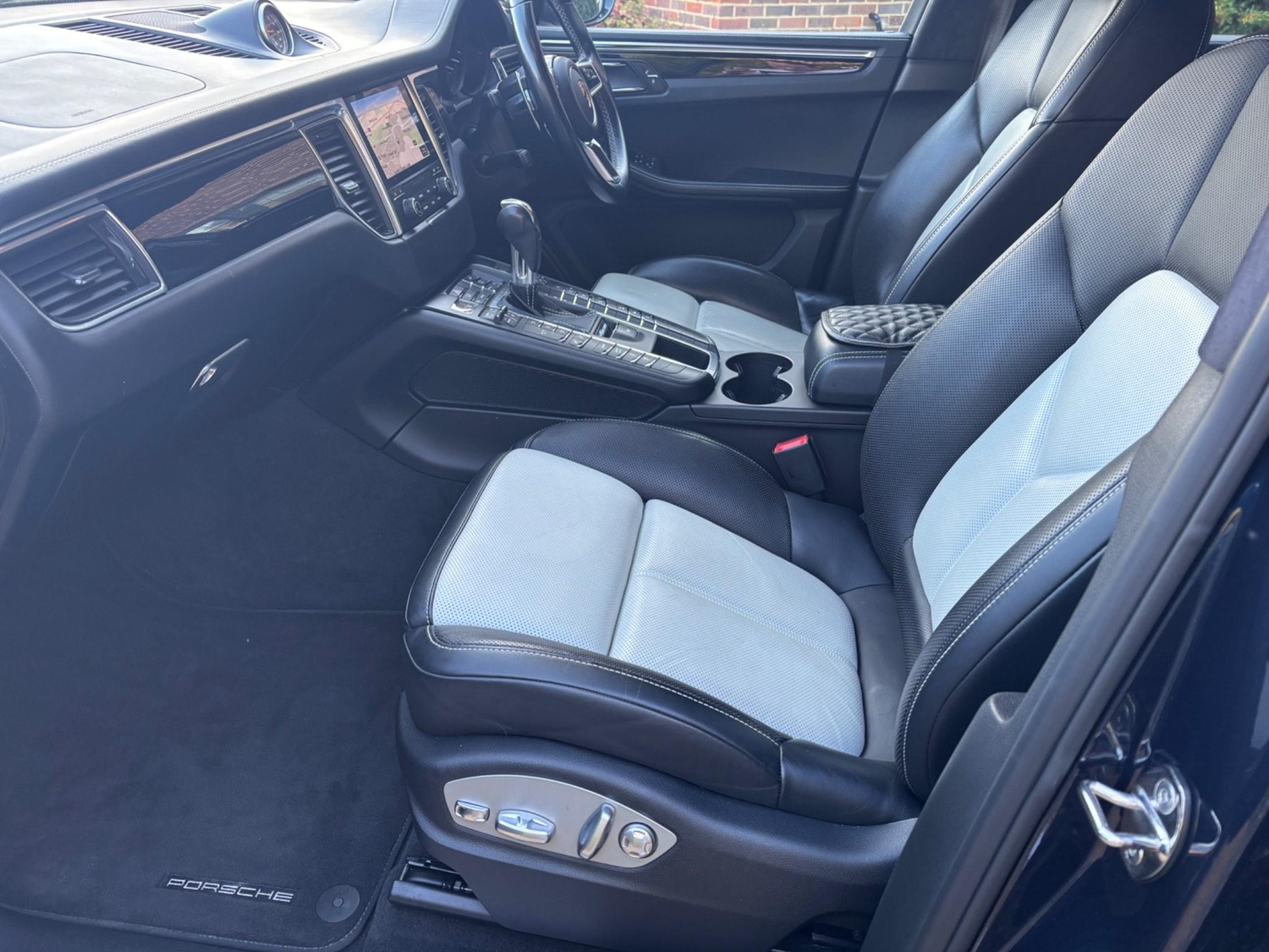 [ berth ]Porsche Macan