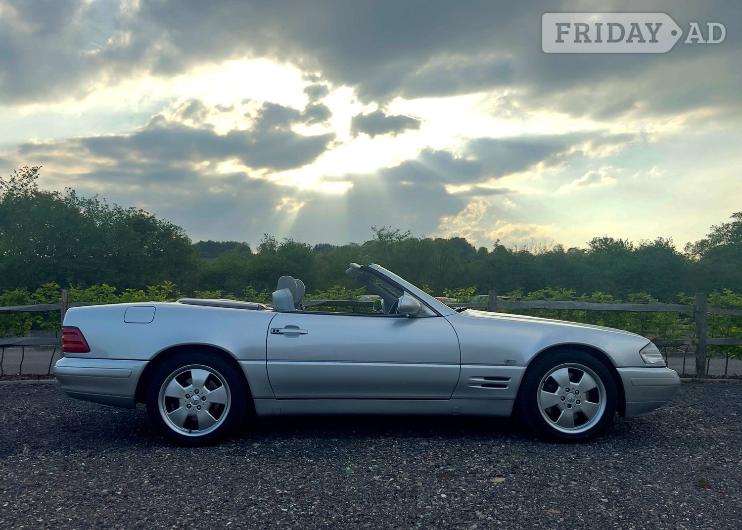 Mercedes-Benz SL 1999 in Reigate
