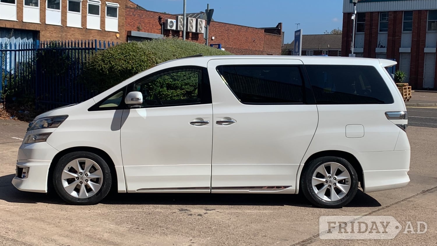 Toyota Vellfire 2014 - Cars in Birmingham