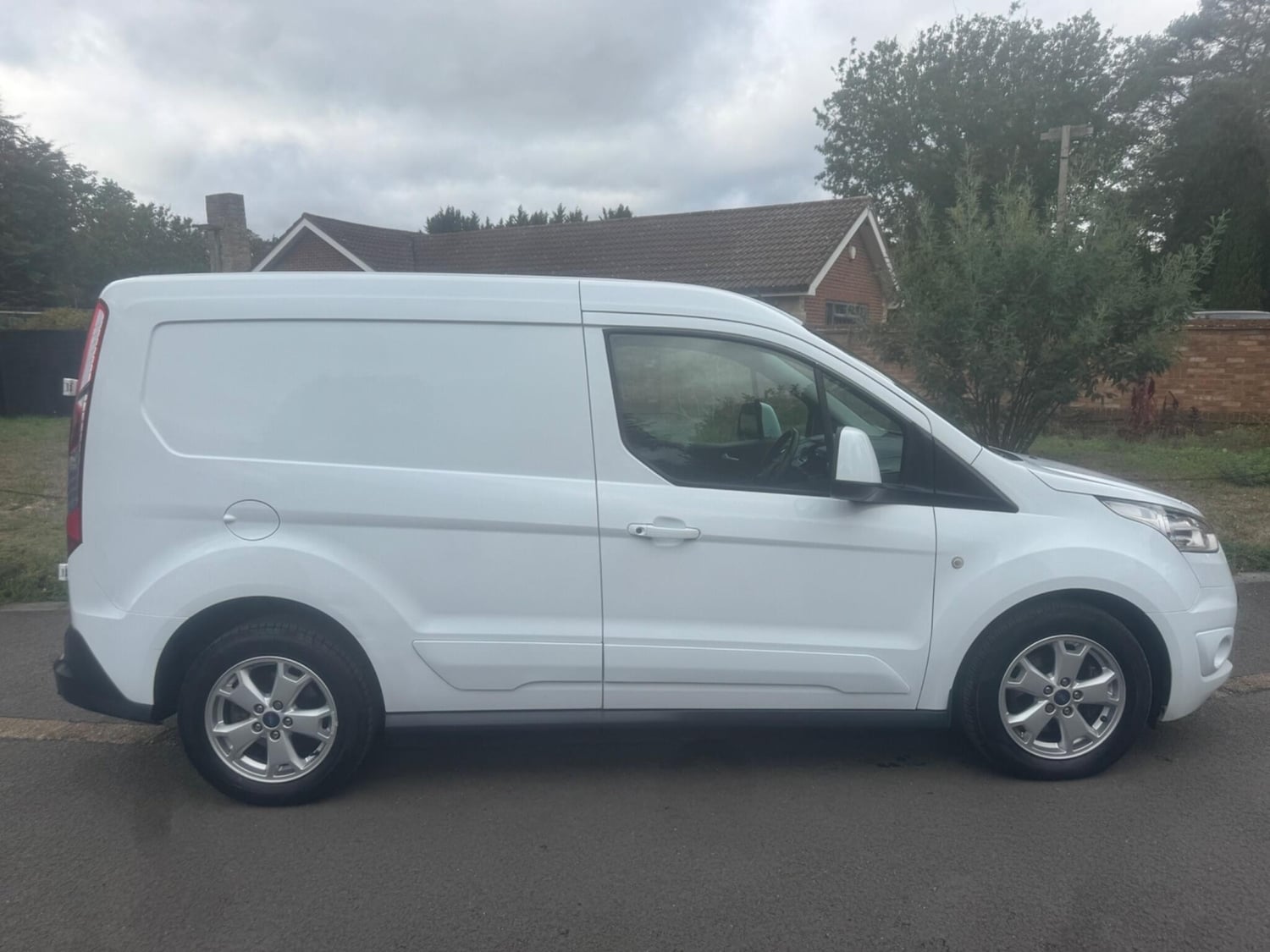 Ford Transit Connect 2017 - Vans & Commercial Vehicles in Addlestone