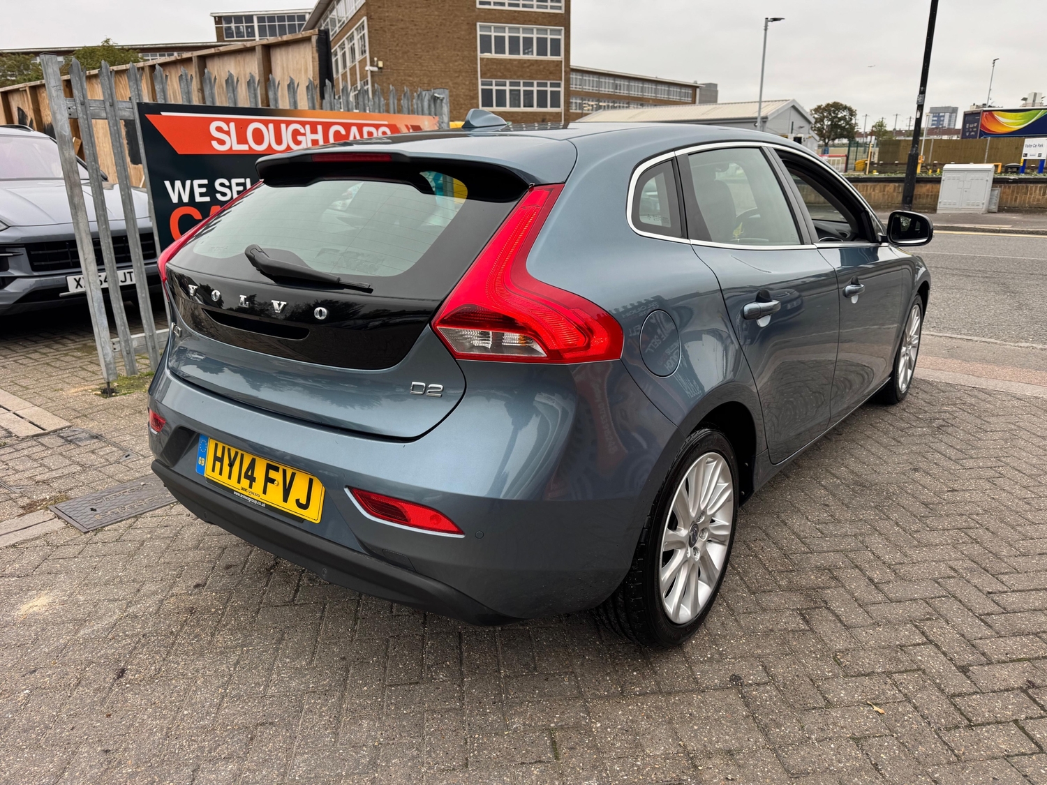 Volvo V40 2014 - Cars in Slough