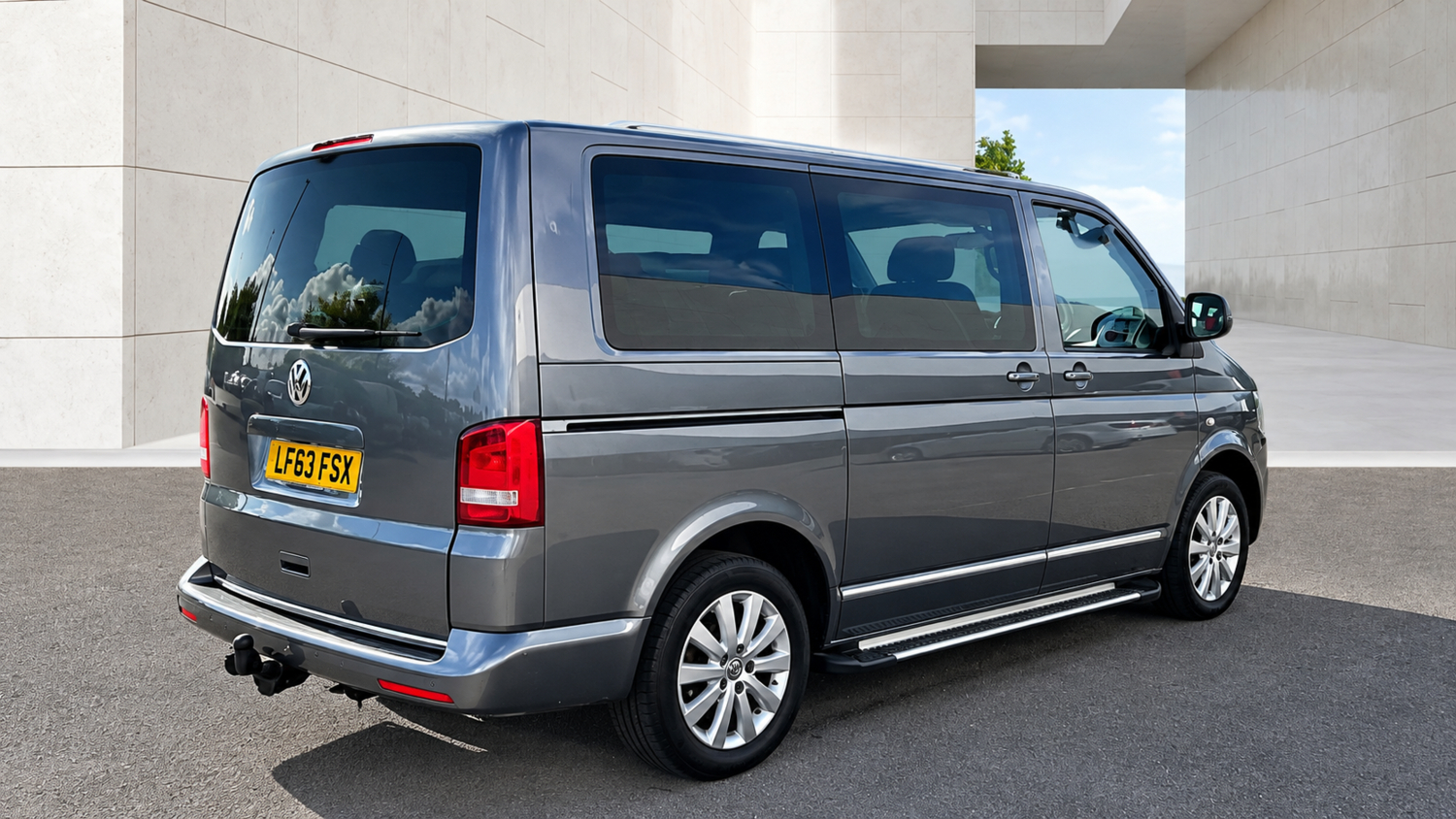 Volkswagen Caravelle 2013 - Cars in Bradford