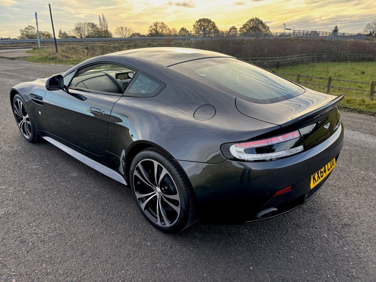 Aston Martin Vantage 2014 - Cars