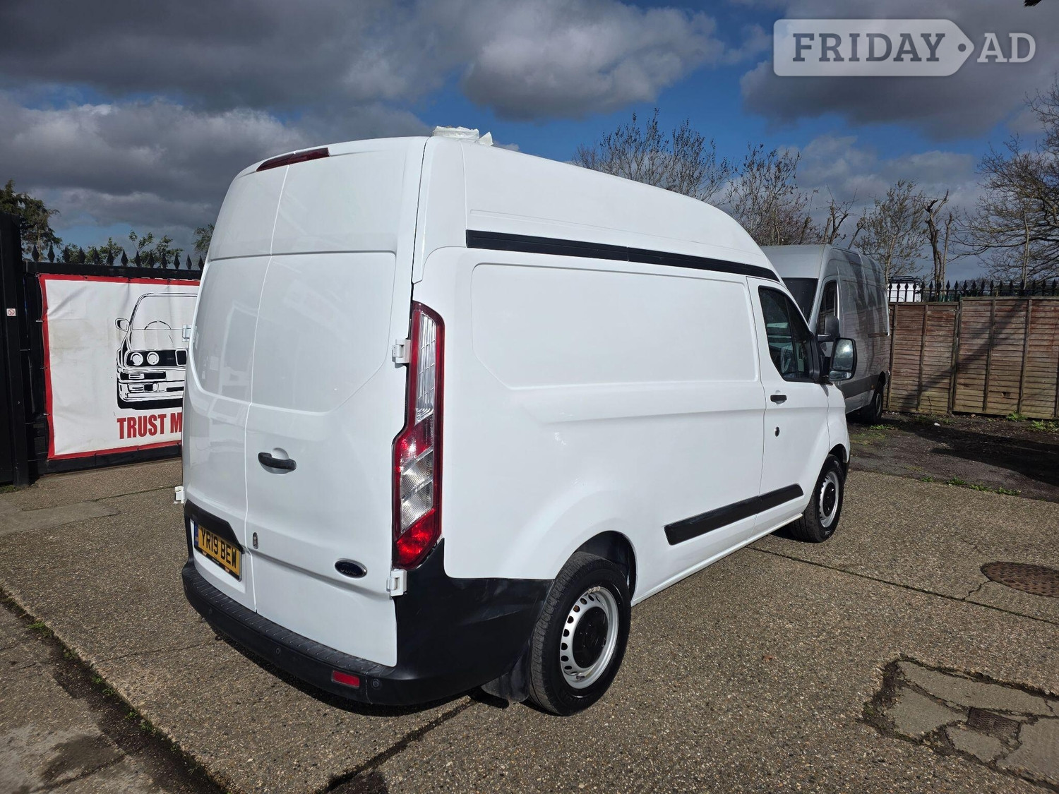[ berth ]Ford Transit Custom