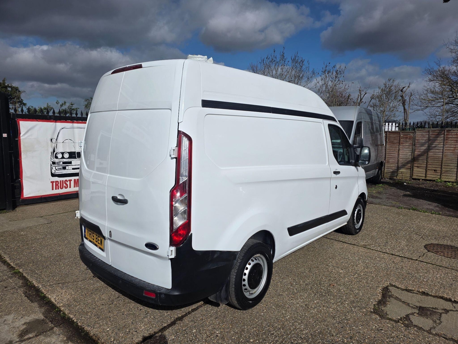 [ berth ]Ford Transit Custom