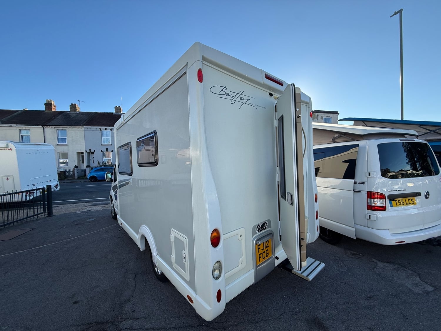 [ berth ]Bentley Motorhomes Cerise
