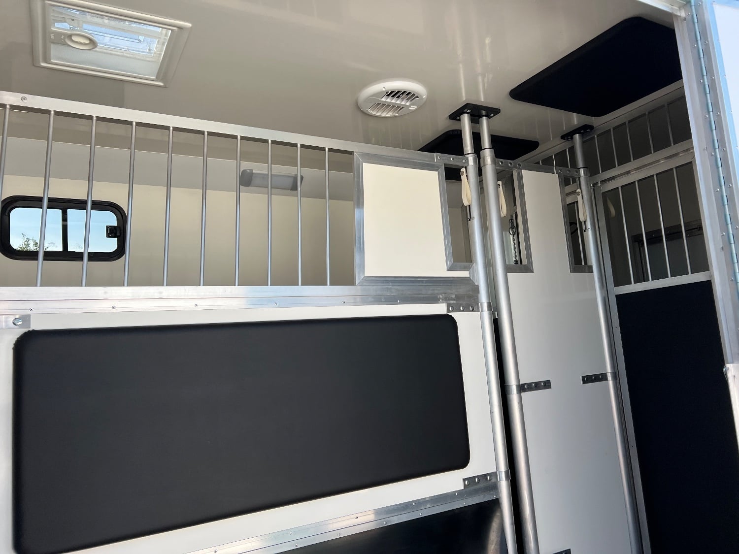Foxy  Vauxhall Horsebox - Trailers & Horseboxes