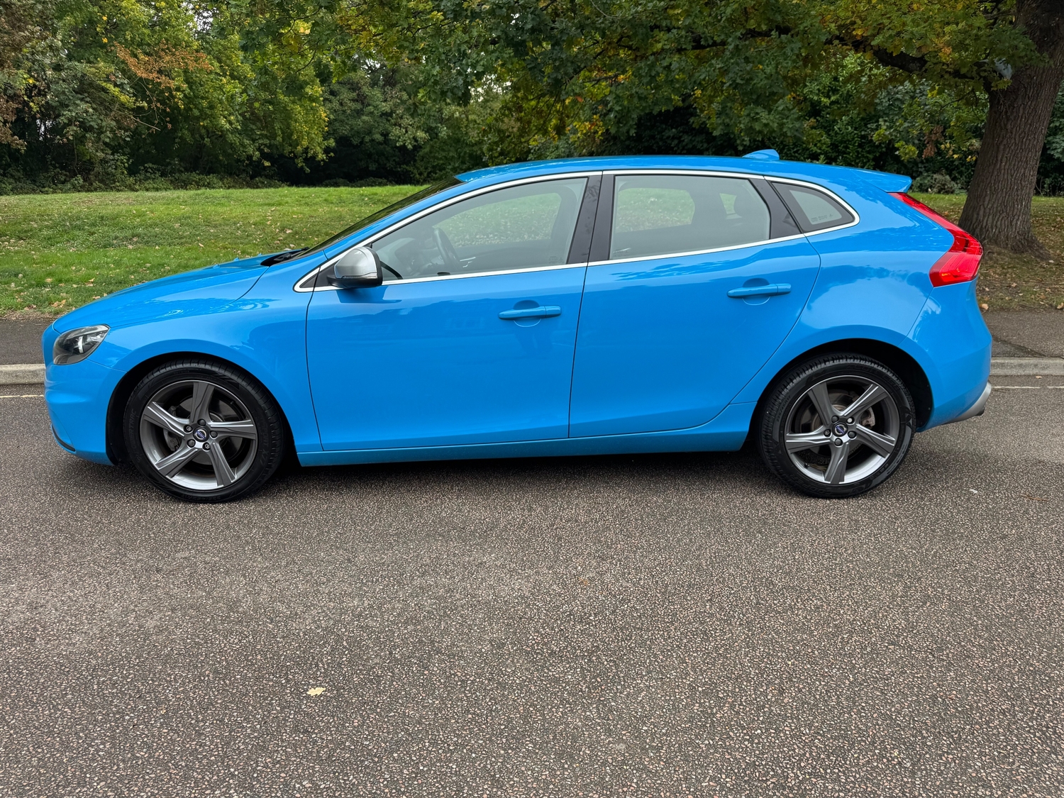Volvo V40 2015 - Cars in Horsham